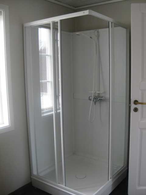 Badezimmer mit Dusche und WC im 1. OG. Im Erdgeschoss steht ein zweites WC zur Verfügung.